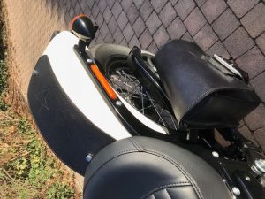 Sacoche Myleatherbikes sur Softail Slim (5)